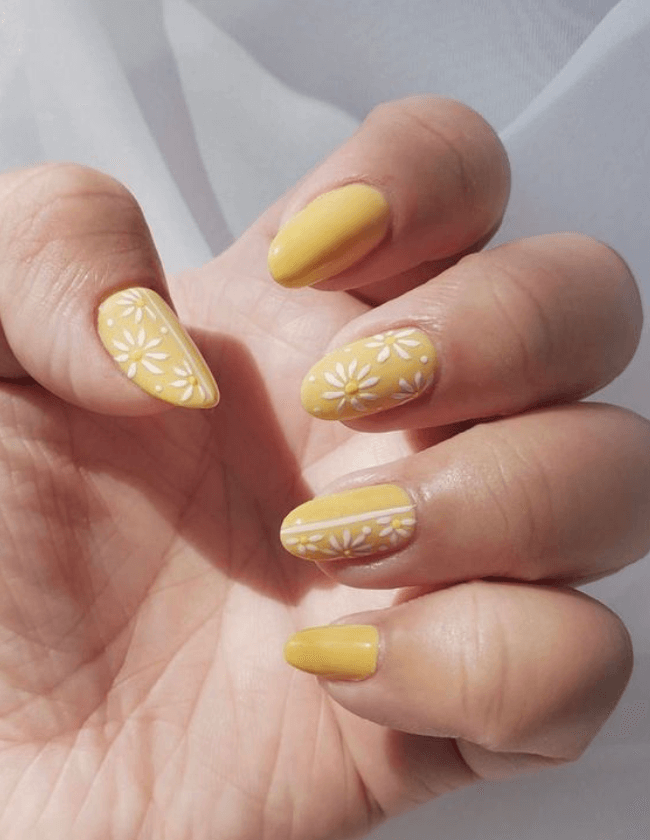 пролетни нокти на цветя в жълто