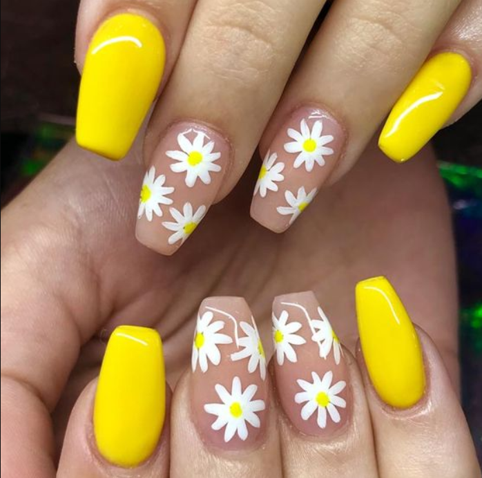 жълт летен маникюр с цветя